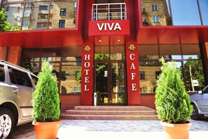 Property entrance - Viva Hotel (Kharkiv)