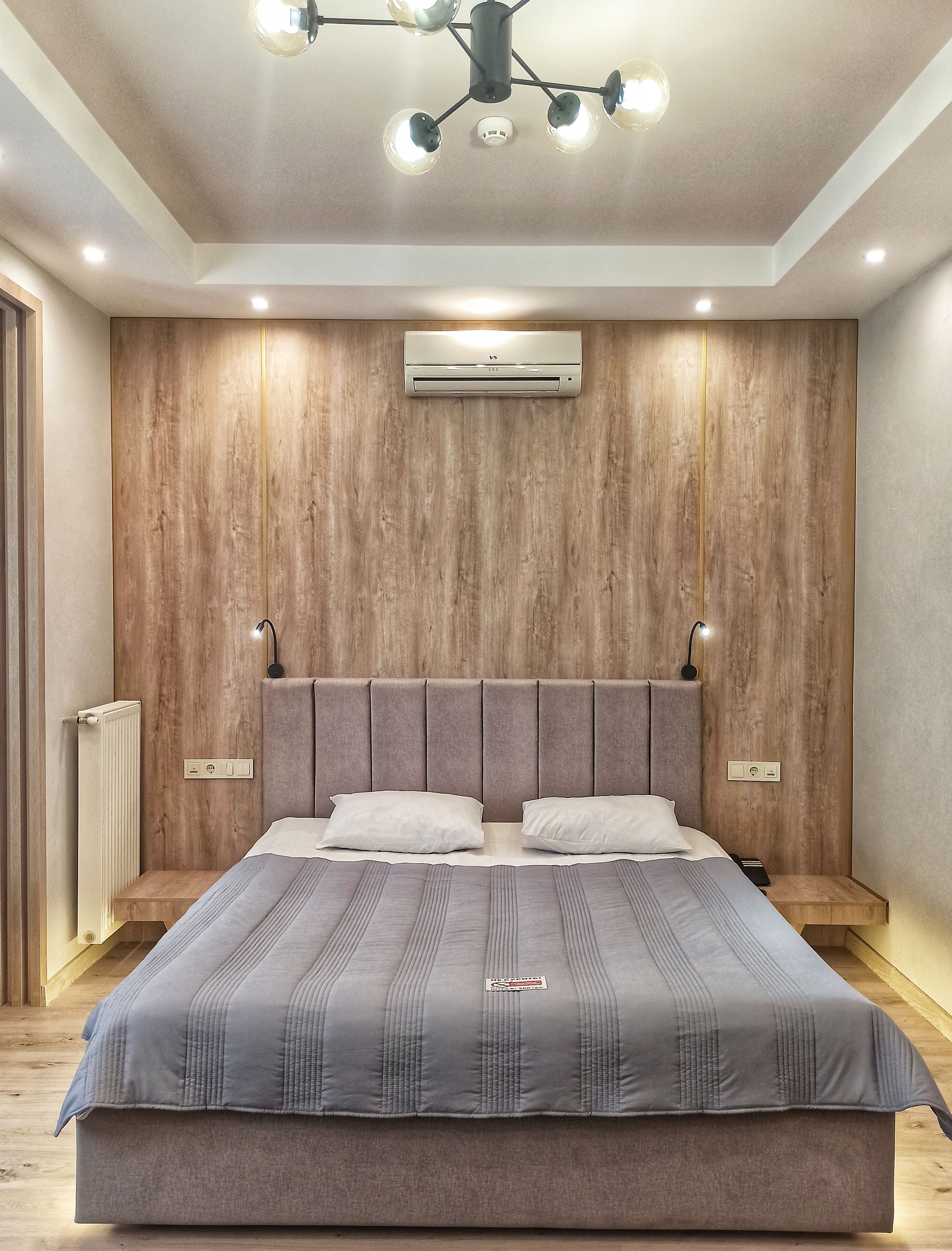 Minibar, caja de seguridad en la habitación y escritorio 