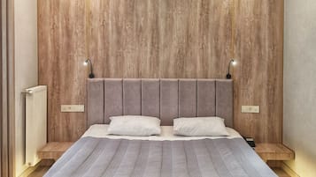 Superior Suite | Minibar, in-room safe, desk, blackout curtains