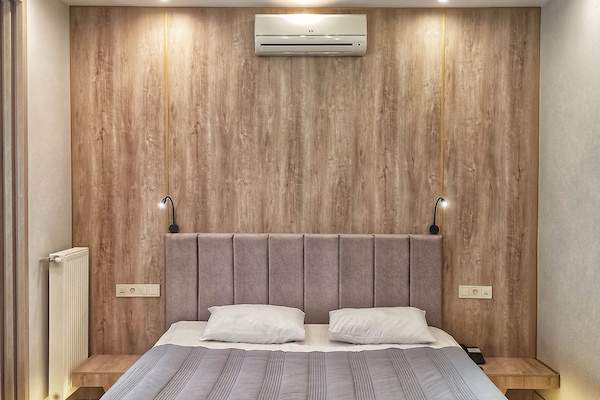 Superior Suite | Minibar, in-room safe, desk, blackout drapes