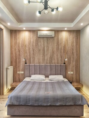 Minibar, caja de seguridad en la habitación y escritorio 