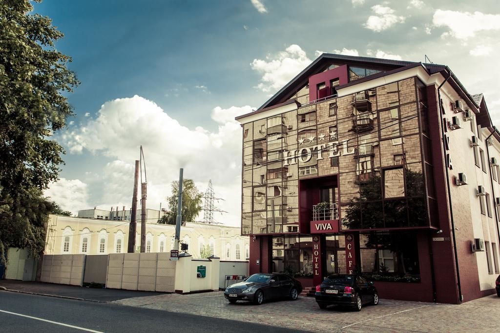 A hotel with a prominent sign reading "HOTEL VIVA HOTEL CAFE".