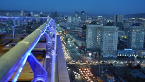 Un paisaje urbano con un puente y edificios.