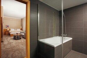 Phòng, 1 giường cỡ king | Phòng tắm | Vòi sen/bồn tắm kết hợp, bồn tắm ngâm, máy sấy tóc, áo choàng tắm 