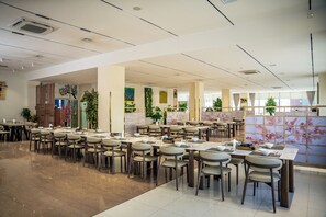 Desayuno buffet diario (USD 15 por persona)