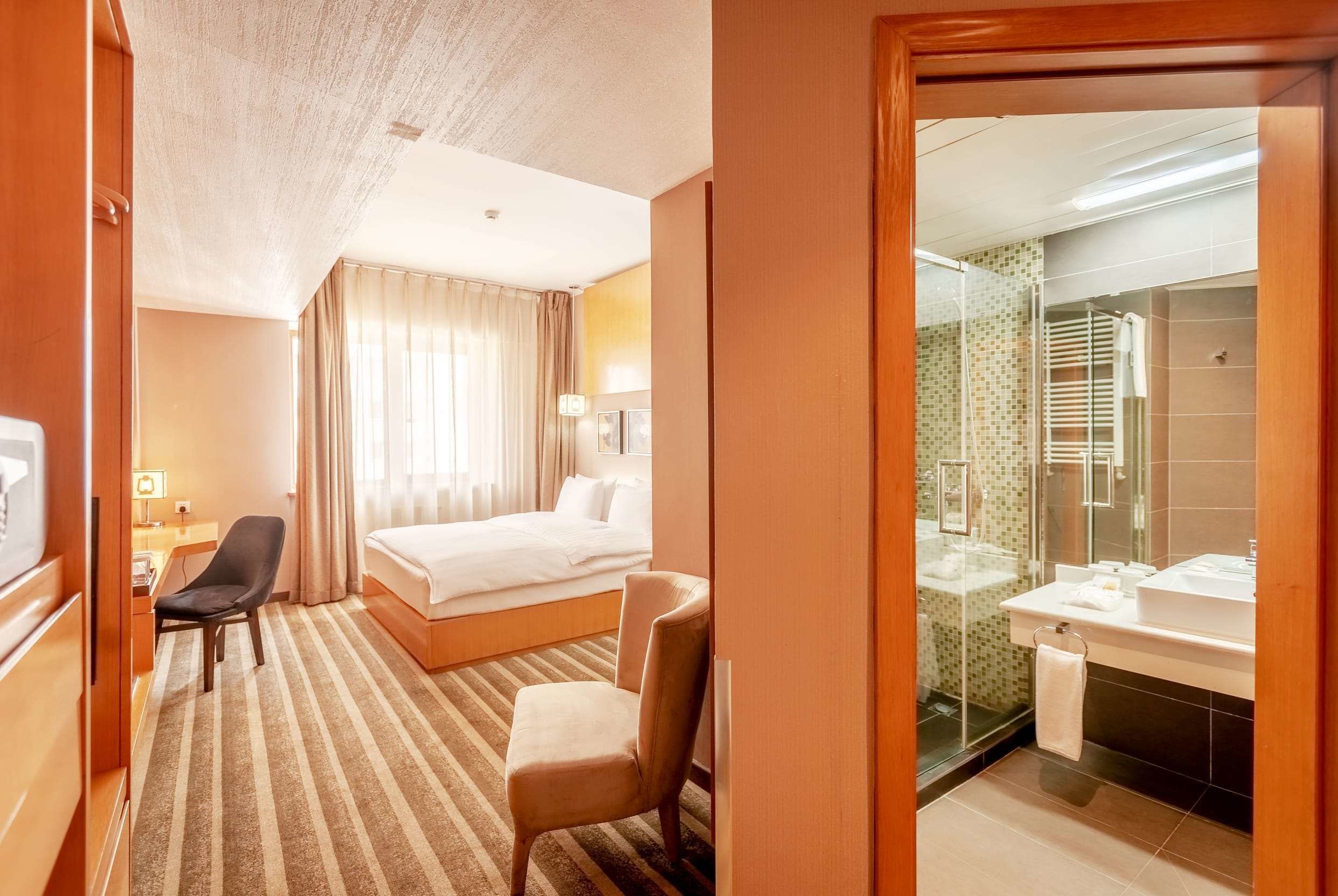 standard room, 1 king bed | hypo-allergenic bedding, minibar, in-room safe, individually decorated