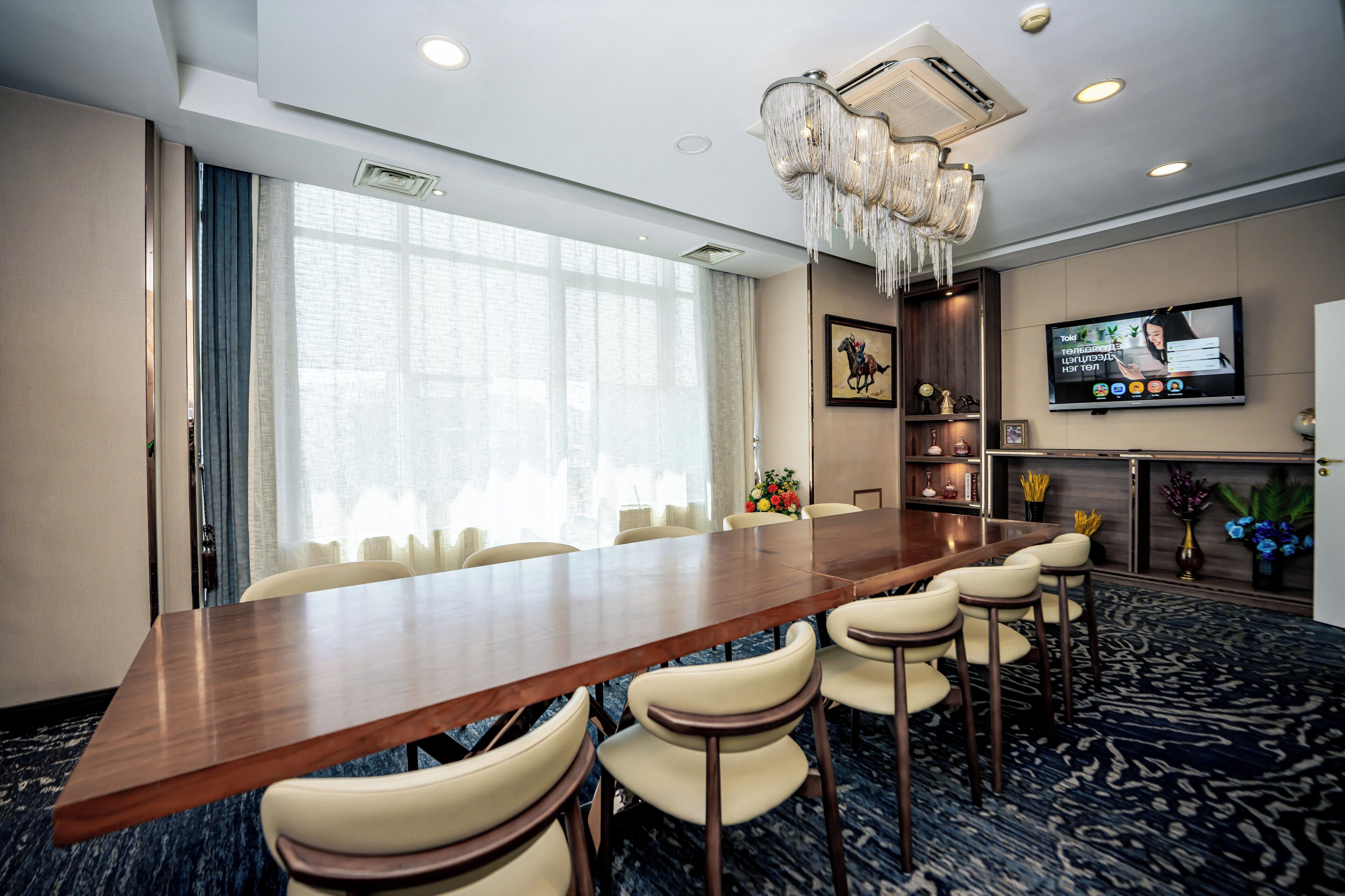 breakfast, lunch and dinner served