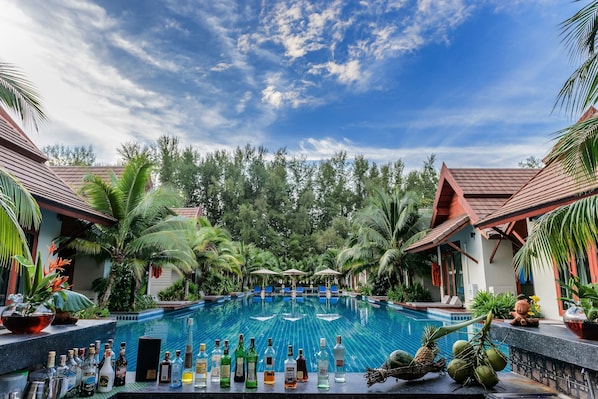 Poolside bar - L'esprit de Naiyang Beach Resort (Sa Khu)