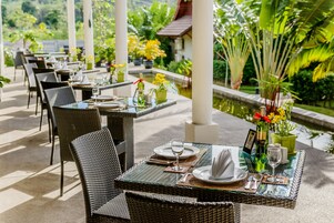 Se sirven desayunos y cocina internacional (con vistas a la piscina) 