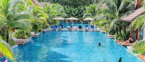 Piscine extérieure, parasols de plage, chaises longues