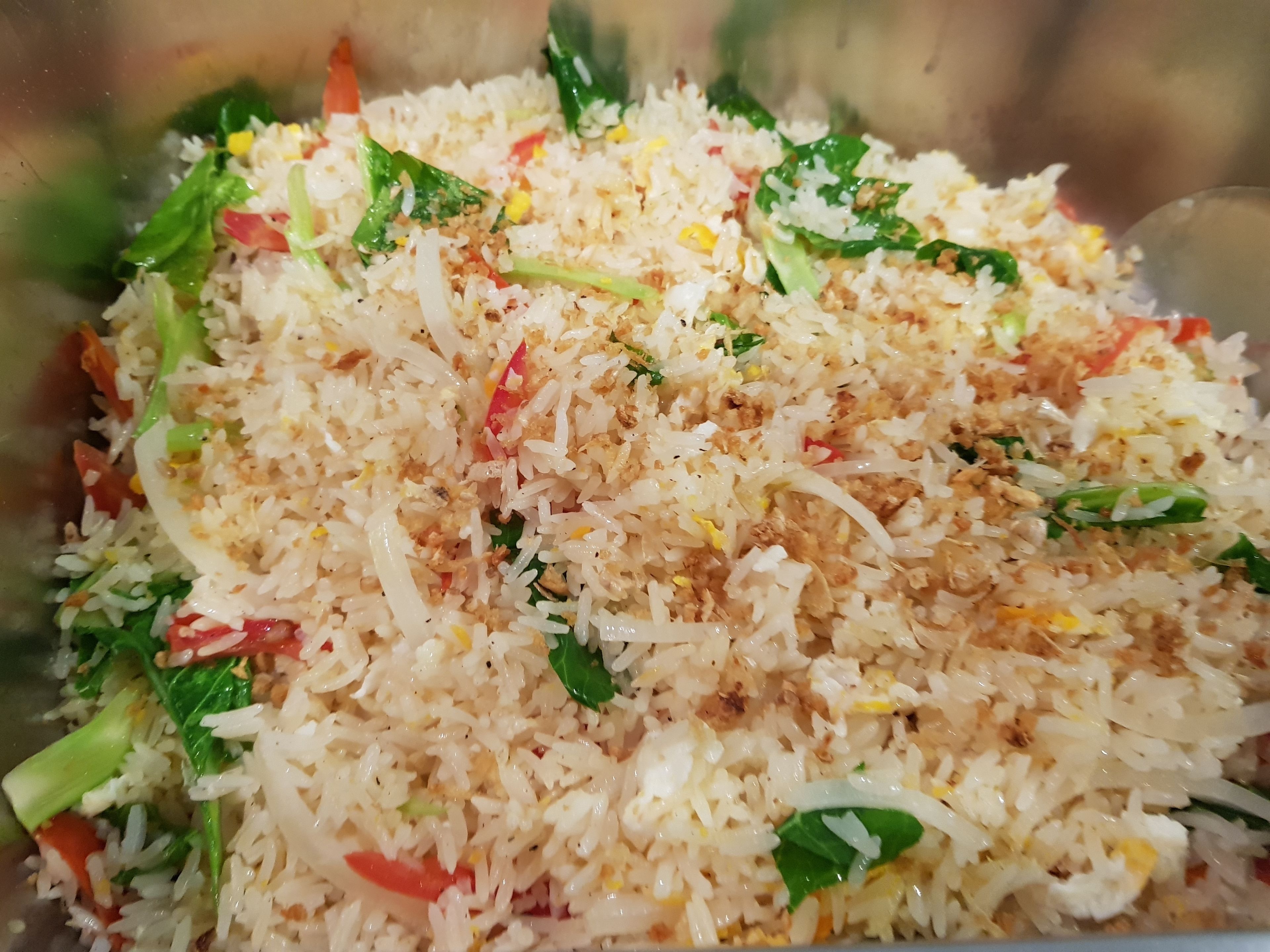 Gros plan sur du riz frit aux légumes.