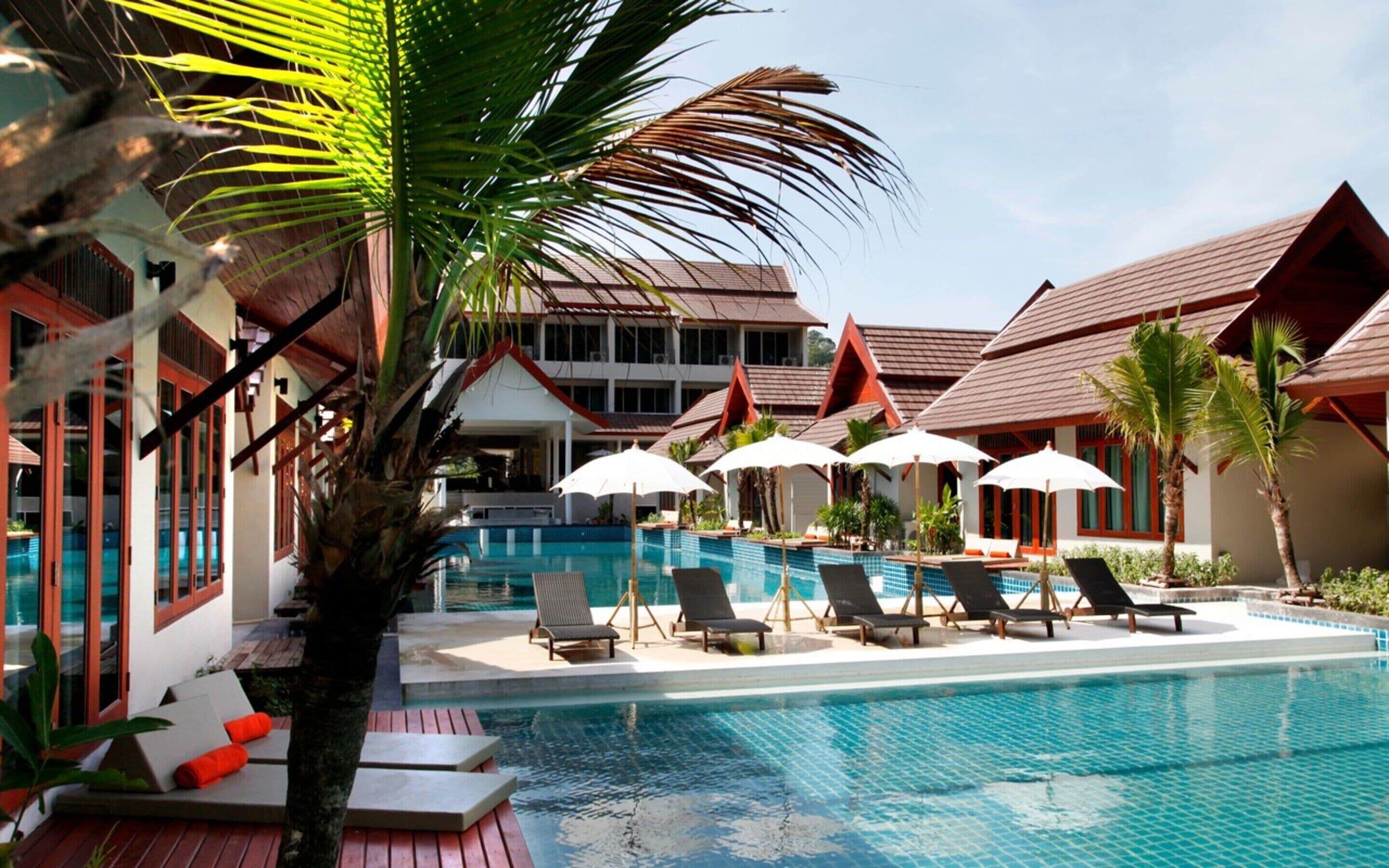 Hồ bơi ngoài trời, dù/ô trên bãi biển/hồ bơi, ghế dài tắm nắng 