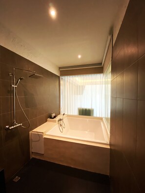 Executive Deluxe Room With Pool View | Badeværelse | Separat badekar og bruser, brusehoved med spredningseffekt