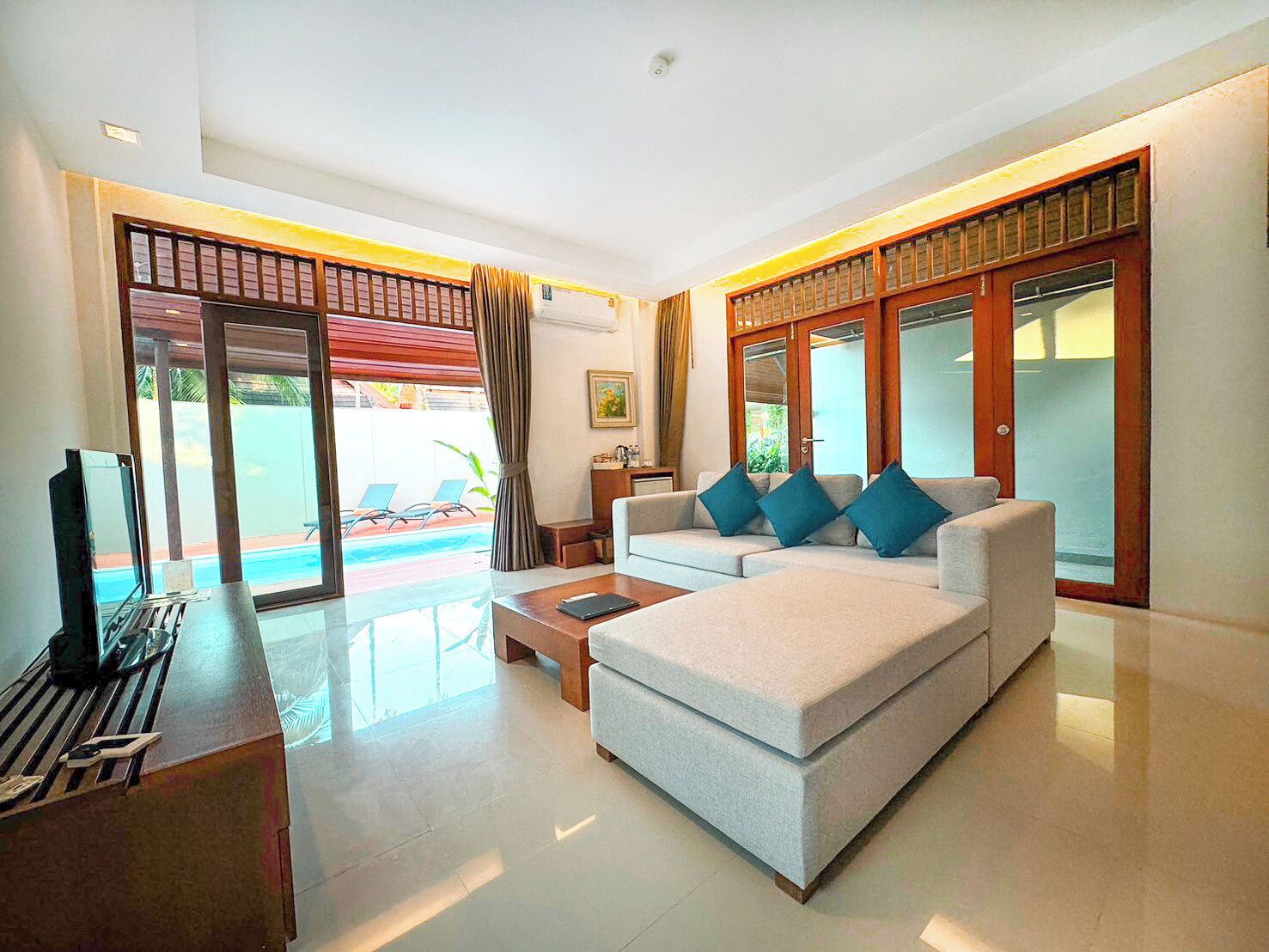 Pool Suite Villa | Living area | 32-inch LCD TV with satellite channels, TV