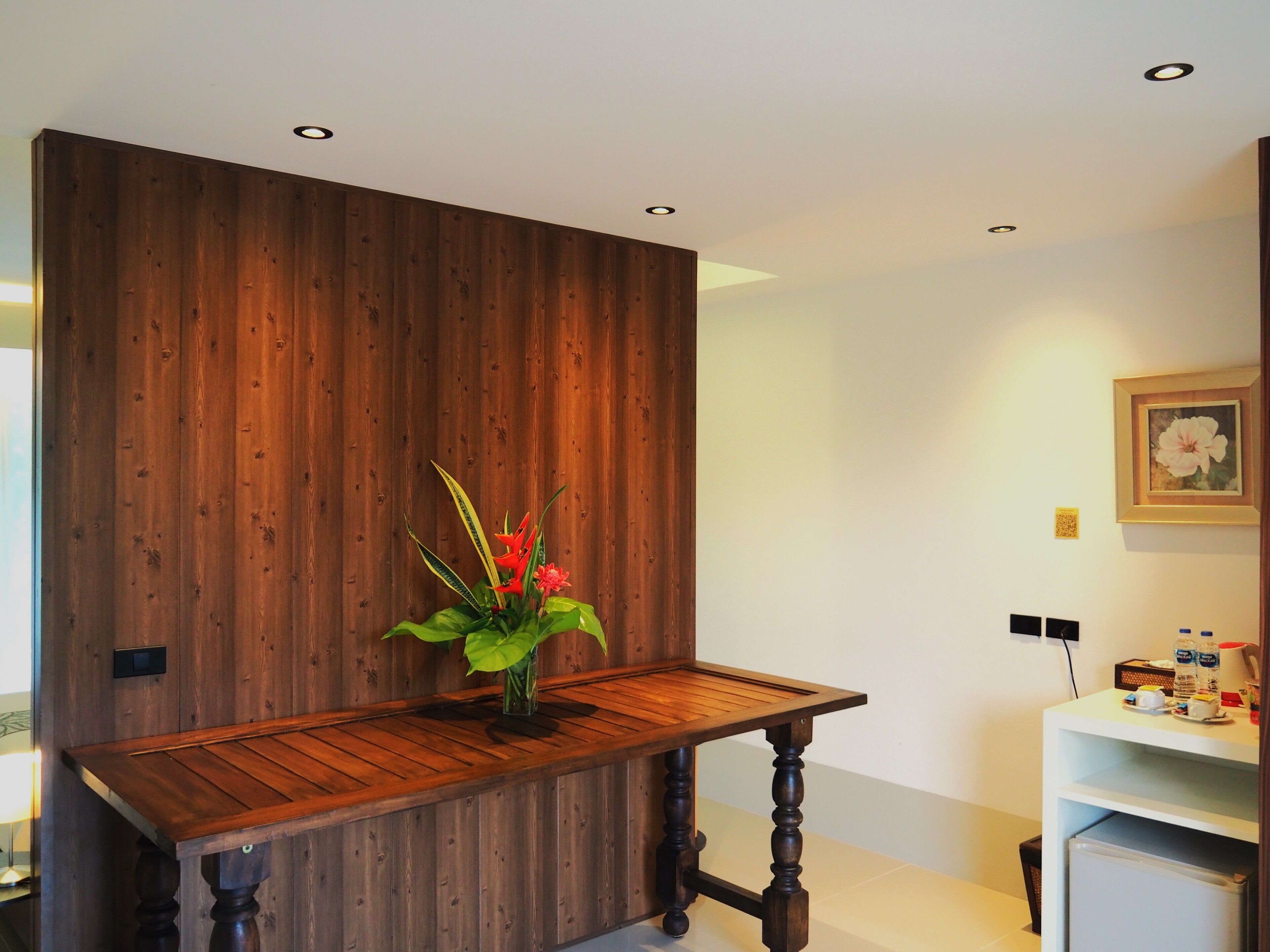 executive deluxe room with pool view | living area | 32-inch lcd tv with satellite channels, tv