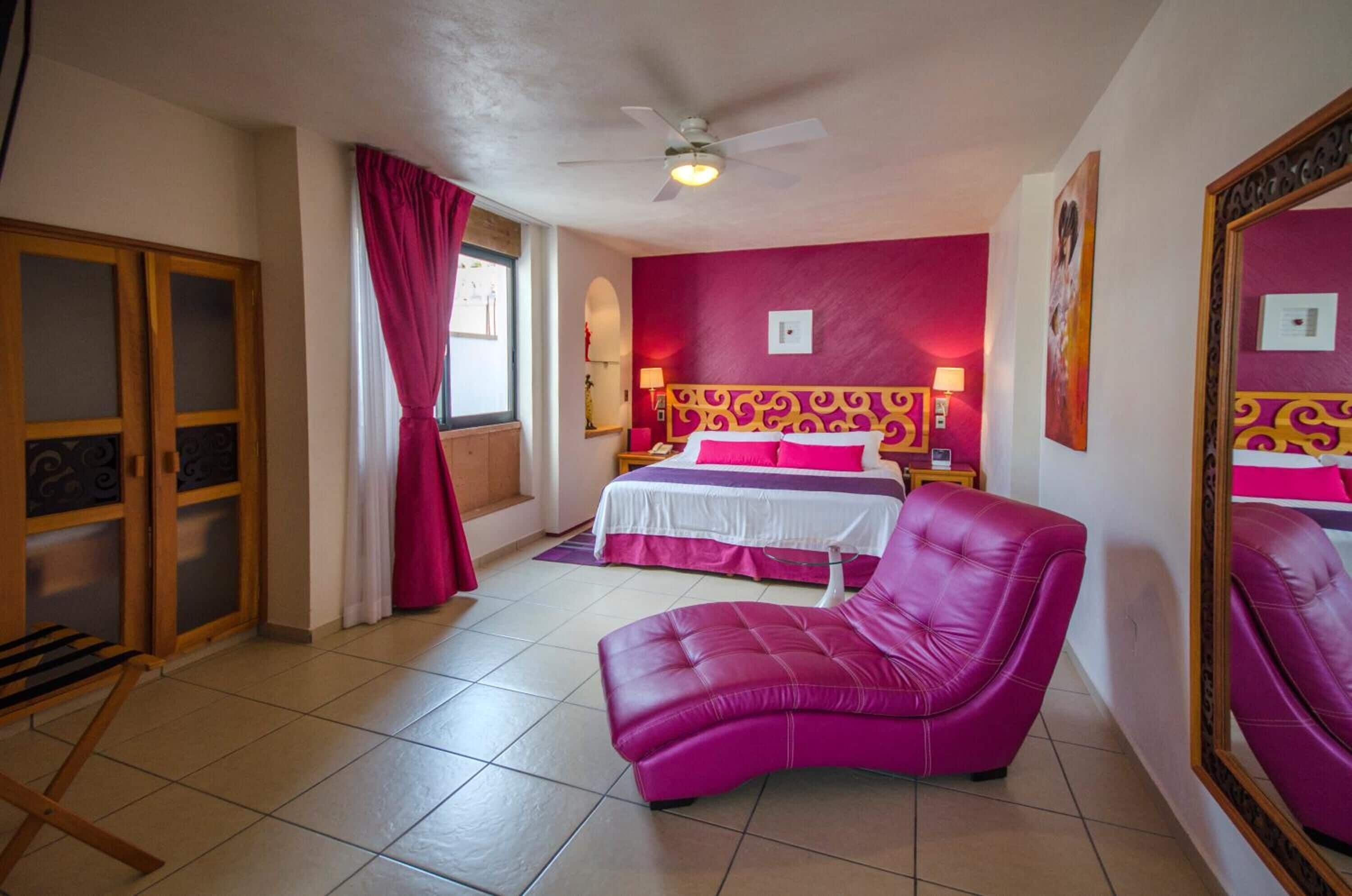 junior suite, 1 king bed | in-room safe, iron/ironing board, free wifi, bed sheets