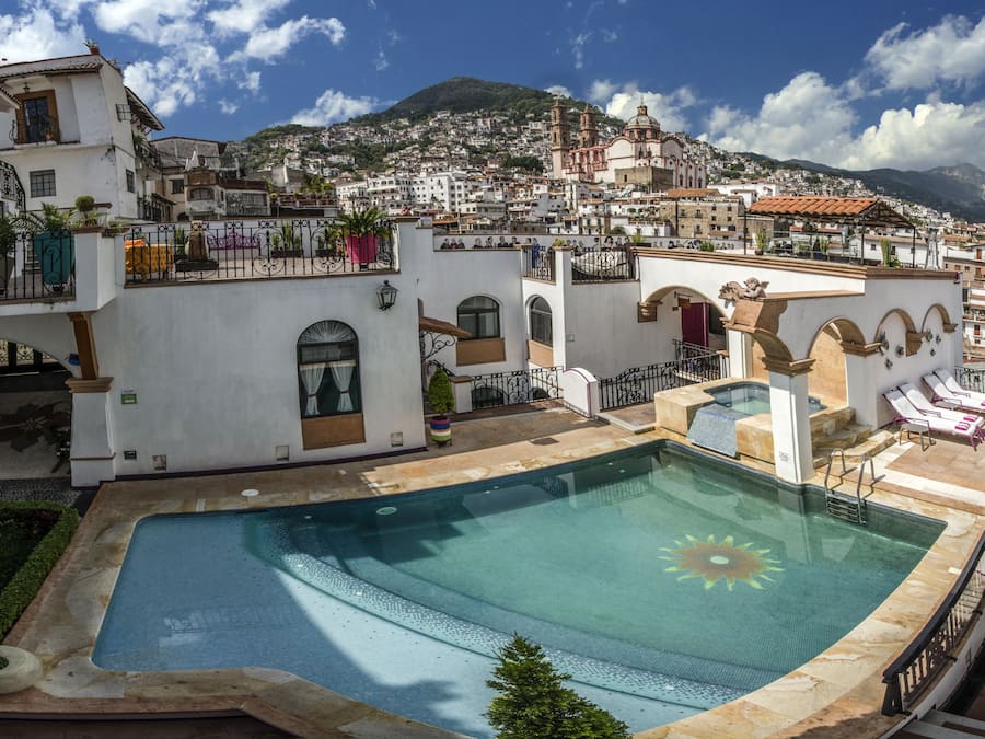 Kolam renang outdoor, dengan kursi berjemur