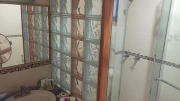 Shower, rainfall showerhead, free toiletries, hair dryer