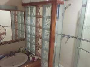 Shower, rainfall showerhead, free toiletries, hair dryer