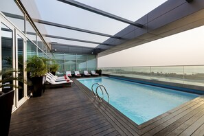 Piscine extérieure, parasols de plage, chaises longues
