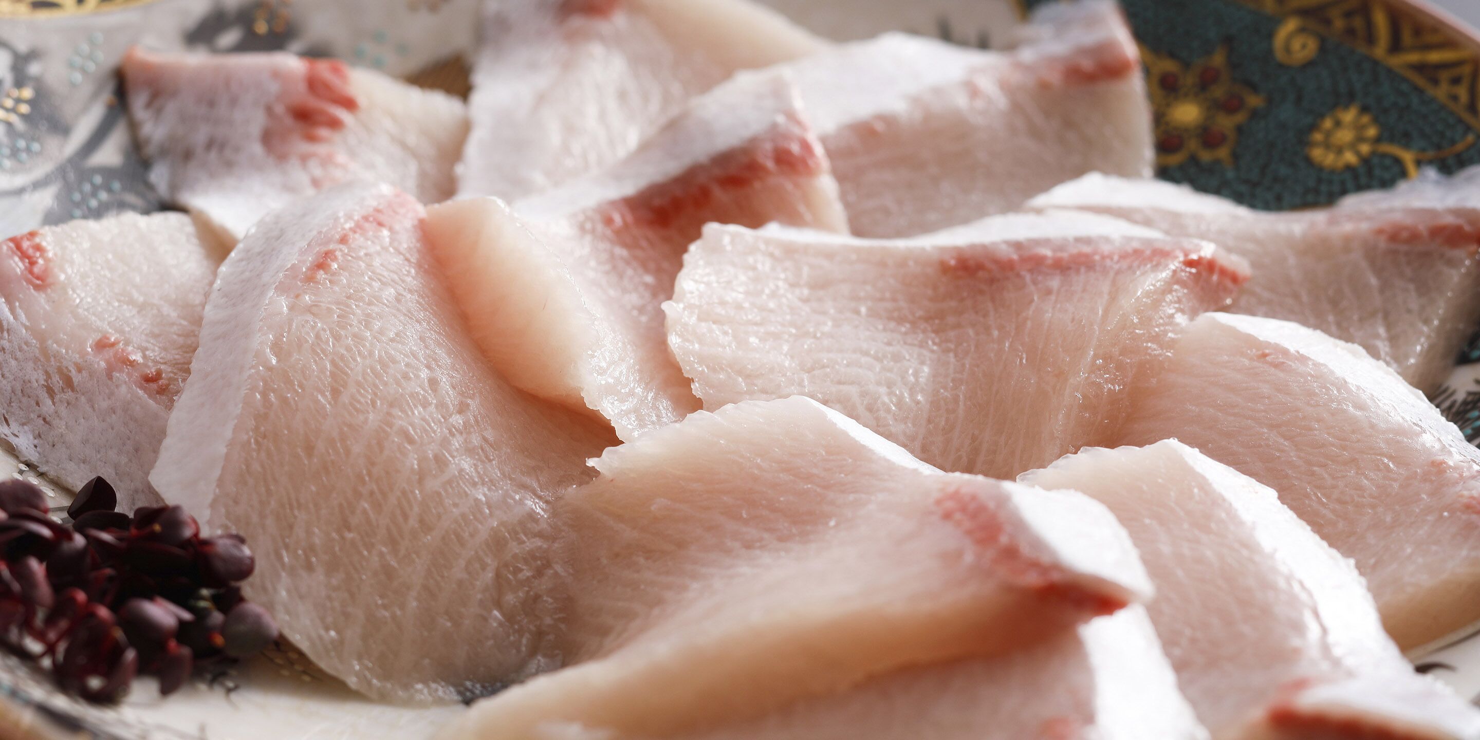Des filets de poisson cru sur une assiette.
