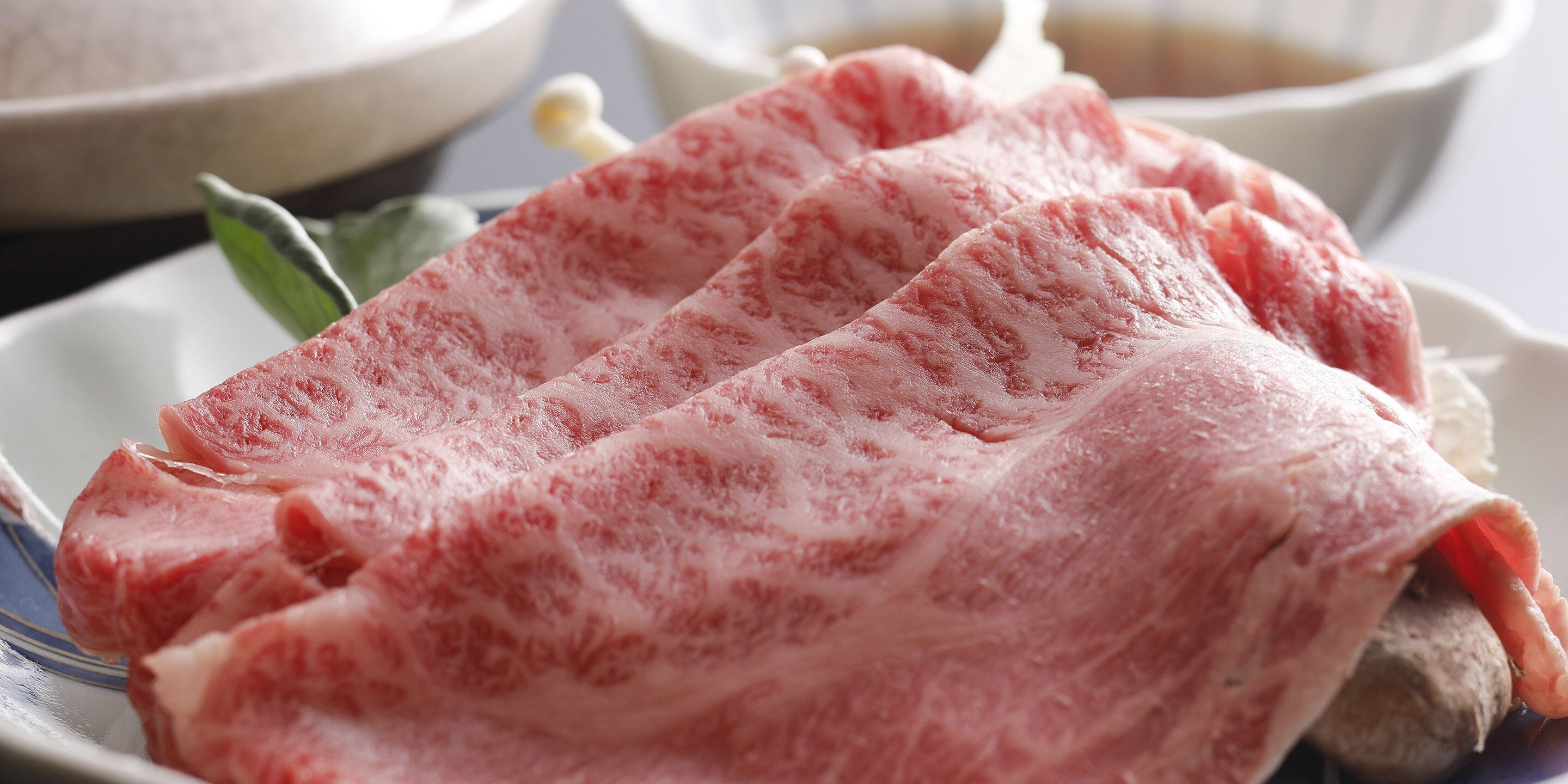 Un plato de carne cruda con una textura decorativa.