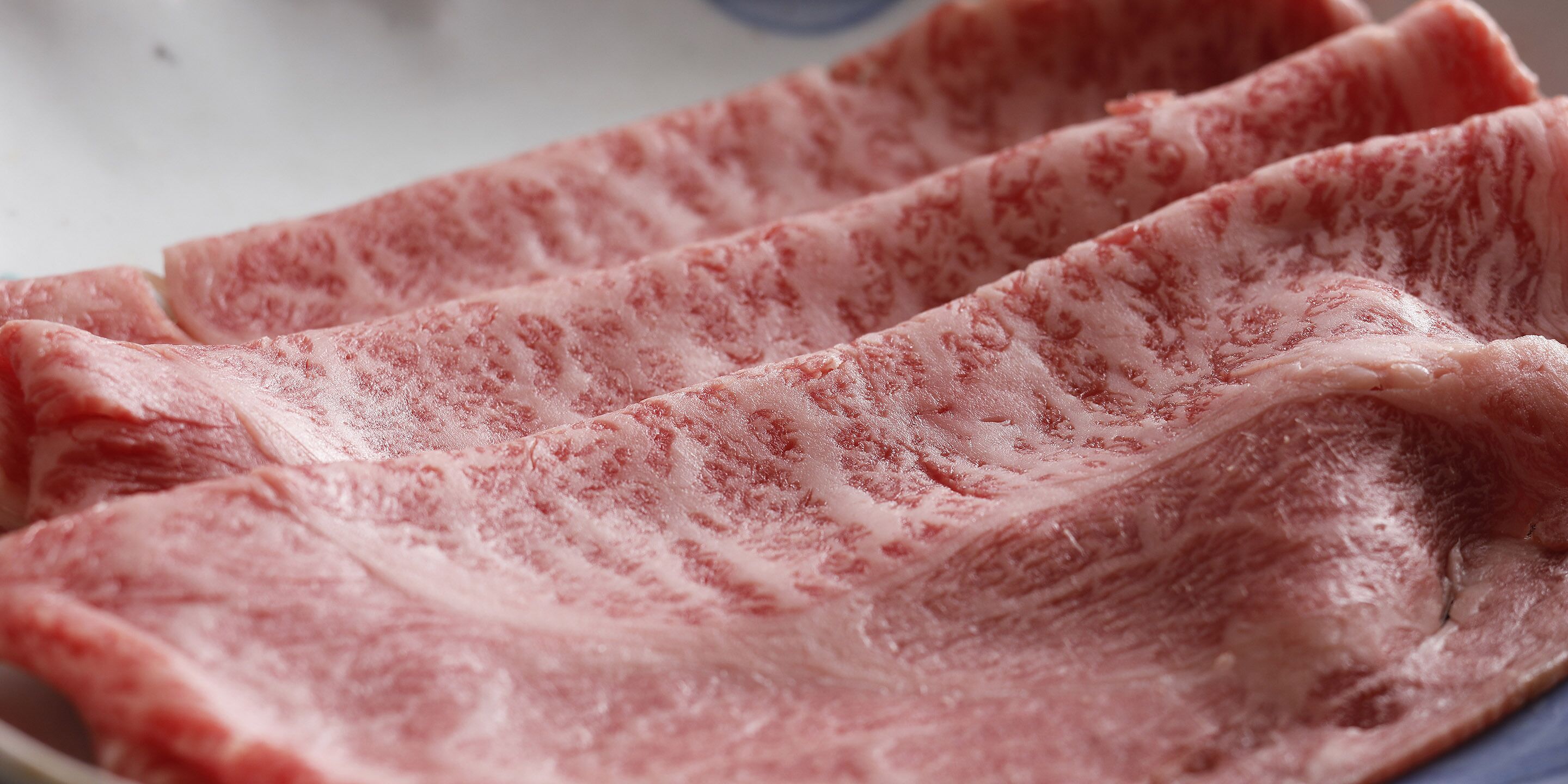 Carne cruda con veteado visible, presumiblemente para uso culinario.