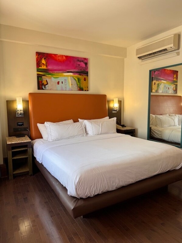 Hypo-allergenic bedding, down comforters, in-room safe, desk - The Tudor Arms Hotel Cleveland - a DoubleTree by Hilton (Cleveland)