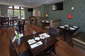 Breakfast, lunch, dinner served; American cuisine