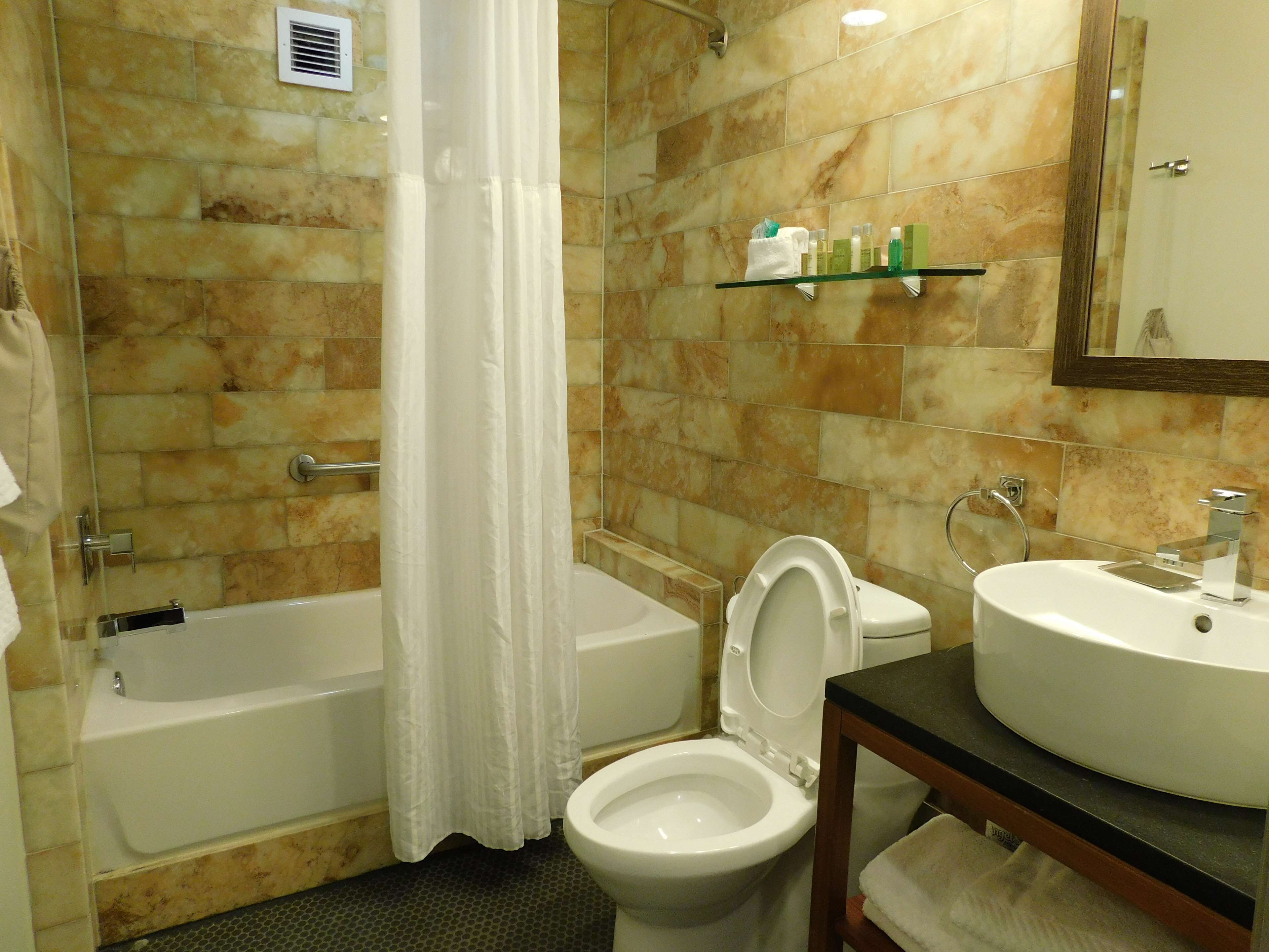 Un baño con bañera, inodoro y lavabo.