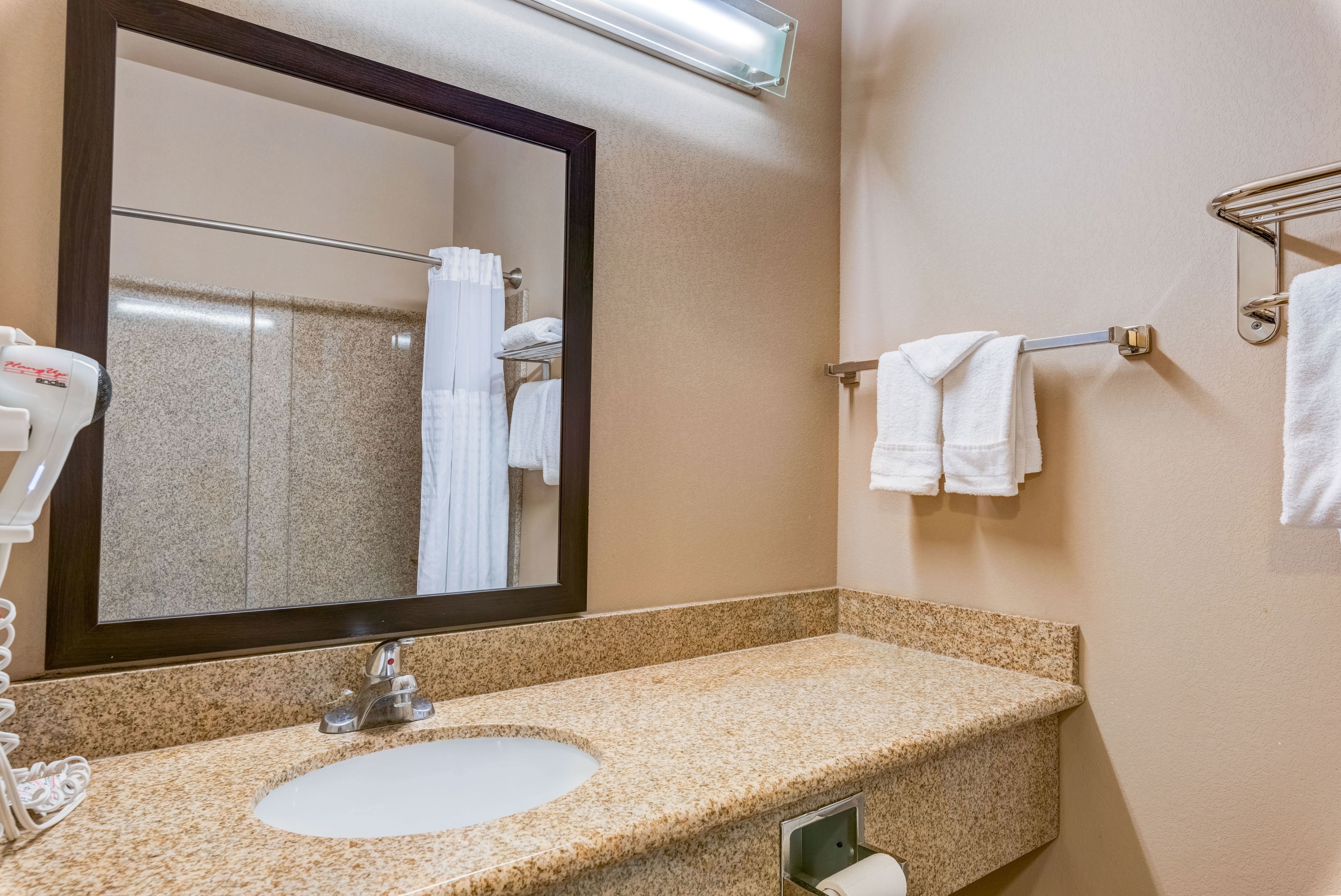 standard room, 1 king bed, non smoking | bathroom sink