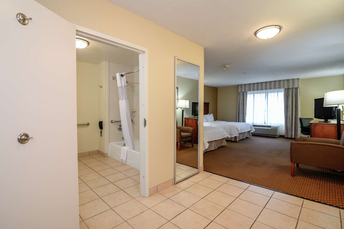 Room, 2 Queen Beds, Bathtub (Mobility & Hearing) | Free cribs/infant beds, rollaway beds, free WiFi, bed sheets