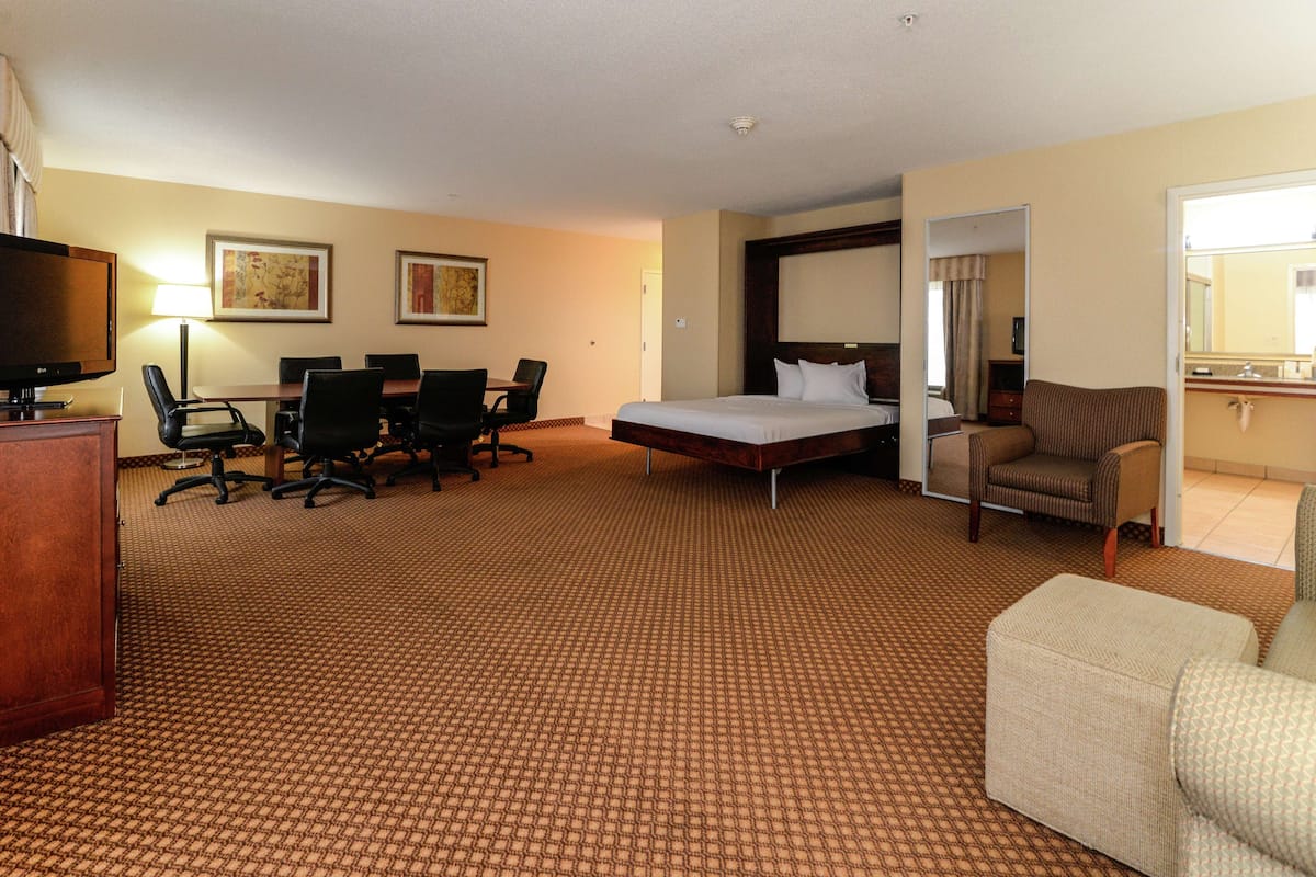 Room, Non Smoking | Free cribs/infant beds, rollaway beds, free WiFi, bed sheets