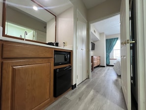 1 Bedroom King Suite with Sofa Bed | Tabla de planchar con plancha, cunas gratuitas y wifi gratis 