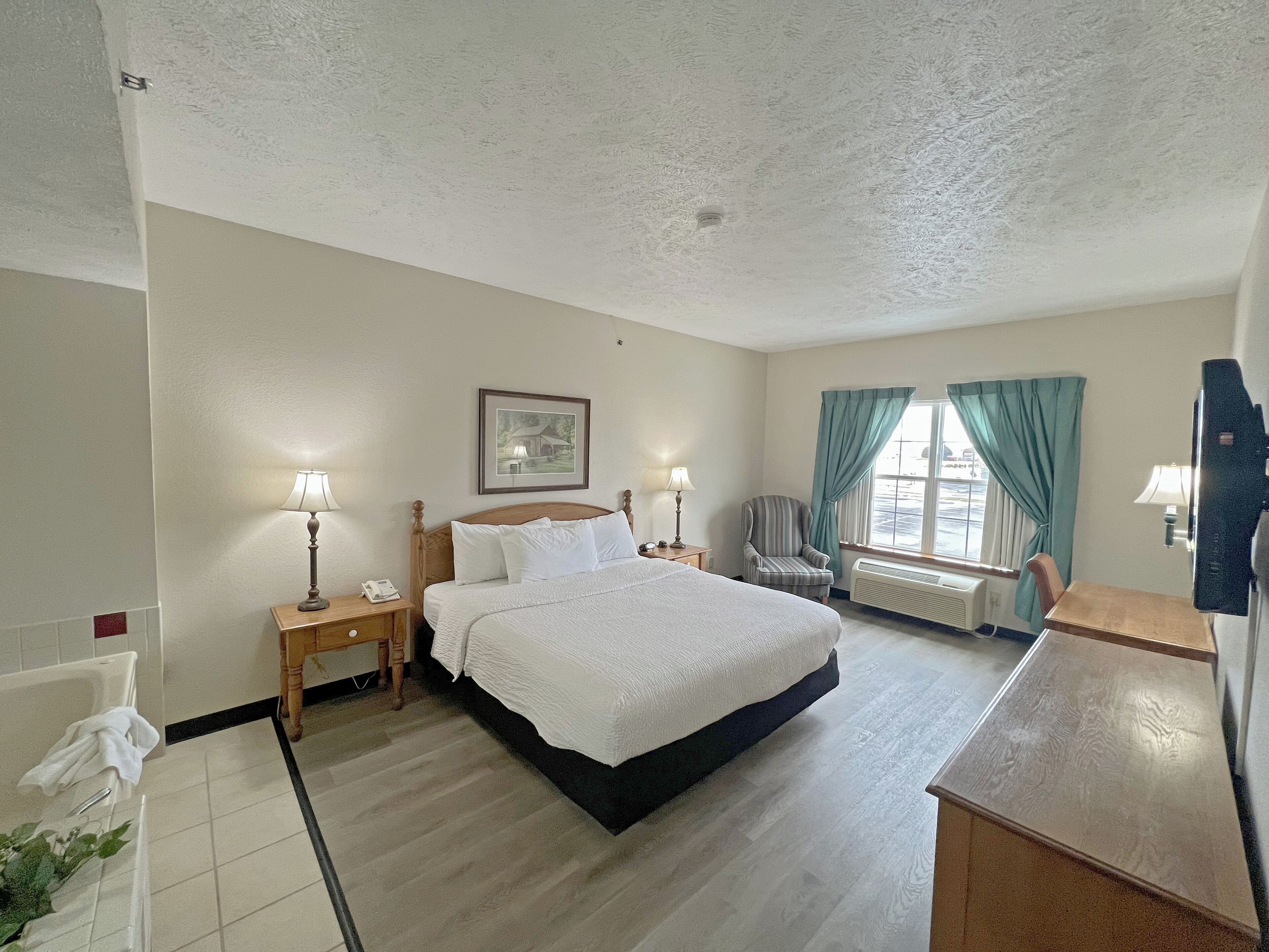 1 King Whirlpool | Skrivebord, strykejern/-brett og barnesenger (inkludert)