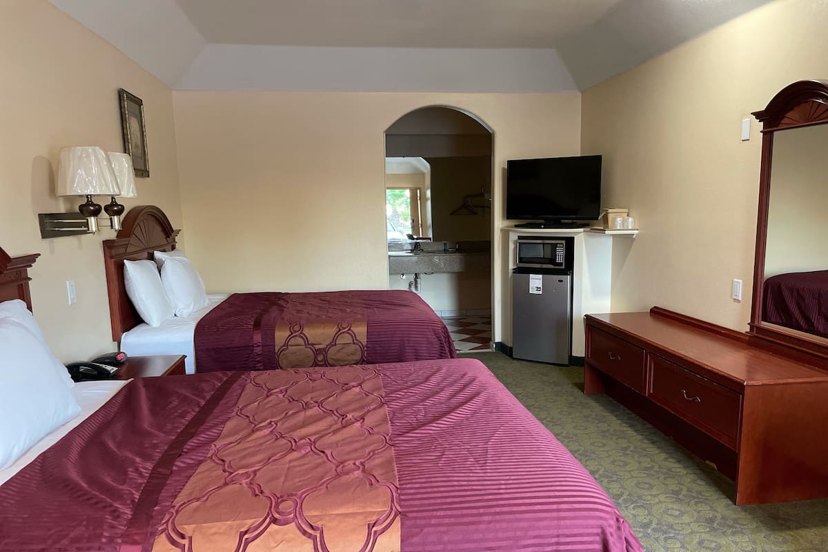 Standard Studio Suite, 2 Queen Beds | Iron/ironing board, free WiFi, bed sheets, alarm clocks