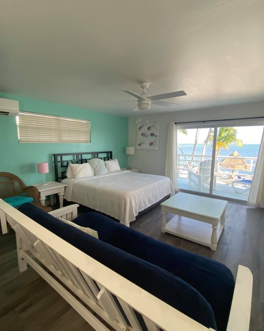 Deluxe suite, 1 kingsize bed, kitchenette, aan zee | Luxe beddengoed, individueel gedecoreerd, individueel gemeubileerd