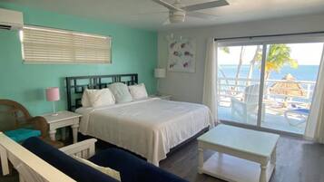 Deluxe suite, 1 kingsize bed, kitchenette, aan zee | Luxe beddengoed, individueel gedecoreerd, individueel gemeubileerd