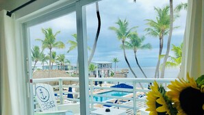 Suite Deluks, 1 Tempat Tidur King, dapur kecil, tepi laut | Pemandangan perairan
