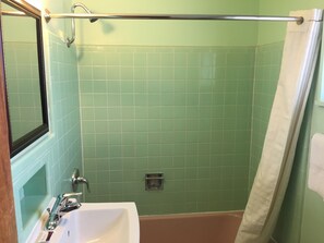 Rom, 2 queensize-senger, ikke-røyk | Bad | Kombinert dusj/badekar, toalettartikler (inkludert) og hårføner