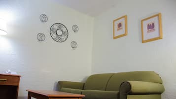 Room, 1 King Bed, Non Smoking | Living area | 32-inch flat-screen TV with cable channels, TV