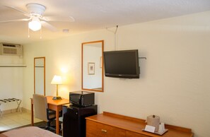 Room, 1 King Bed, Non Smoking | Living area