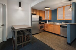 Fridge, microwave, stovetop, dishwasher - Residence Inn by Marriott Pittsburgh Monroeville/Wilkins (Pittsburgh)