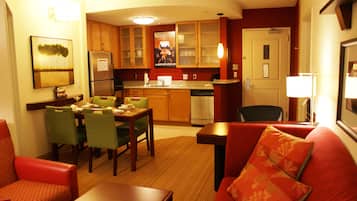 Refrigerador, microondas, parrilla de estufa y lavavajillas