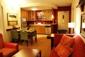 Fridge, microwave, stovetop, dishwasher - Residence Inn by Marriott Pittsburgh Monroeville/Wilkins (Pittsburgh)