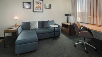 Een kluis op de kamer, een bureau, een strijkplank/strijkijzer