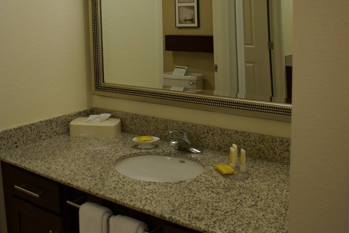 combined shower/bathtub, hair dryer, towels