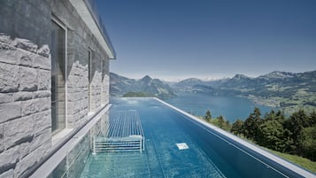 Piscine extérieure, parasols de plage, chaises longues