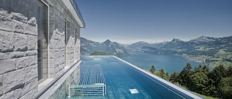 Piscine extérieure, parasols de plage, chaises longues