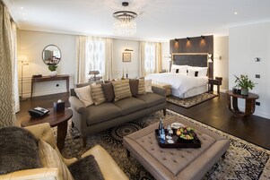 Suíte superluxo, 1 cama King, sacada, vista para o lago | Roupas de cama antialérgicas, frigobar (abastecido com itens grátis)